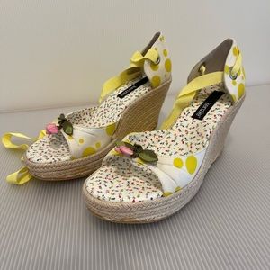 Kenzie Espadrilles Open Toe with flower detail, white with yellow polka dots.